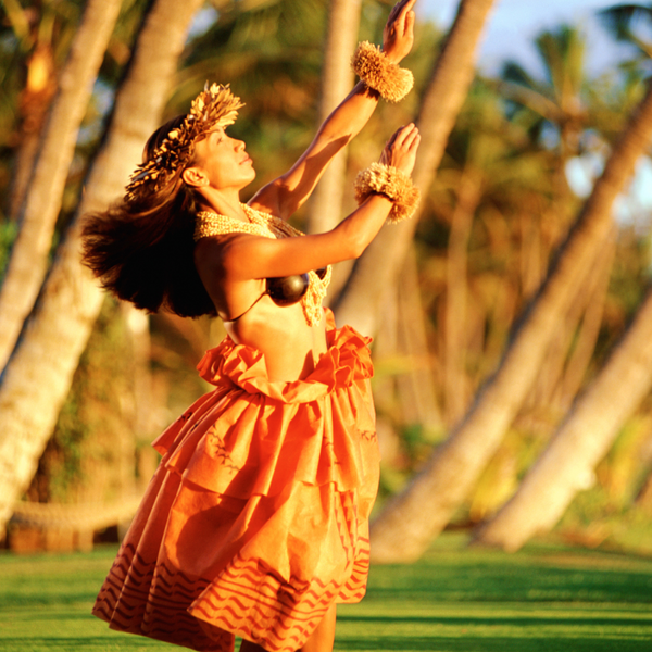 La hula girl hawaiienne, de la danse traditionnelle à l'icône touristique -  Windsurf Journal - 27/05/2023
